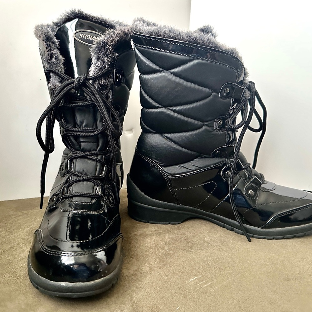 Womens Khombu ANGEL Winter Snow Boots Blk Quilted Faux Fur Patent Waterproof Sz8